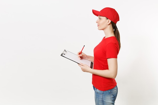 Lieferfrau in der roten Uniform lokalisiert auf weißem Hintergrund. Frau in Mütze, T-Shirt, Jeans, die als Kurier oder Händler arbeitet, Stift hält, Zwischenablage mit Papierdokument, mit leerem leerem Blatt. Platz kopieren.