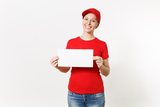 Lieferfrau in der roten Uniform lokalisiert auf weißem Hintergrund. Weiblicher Kurier in Mütze, T-Shirt, Jeans, die weißes leeres leeres Papier halten. Platzwerbung kopieren. Platz für Text oder Bild. Werbefläche.