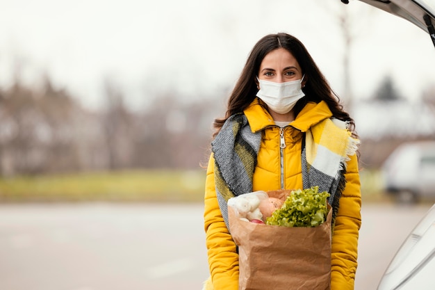 Lieferfrau mit Maskentragpaket