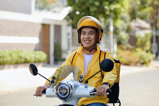 Liefermann auf einem Motorrad