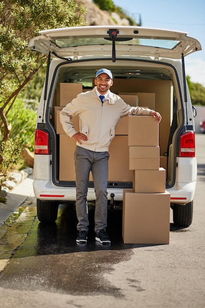 Liefermann Porträt und Kisten im Lieferwagen für den Versand von Fracht oder Verteilung mit Kurier Mann Lächeln und Kartonbehälter für Logistik oder Online-Shopping Fahrer mit Vordertür-Service
