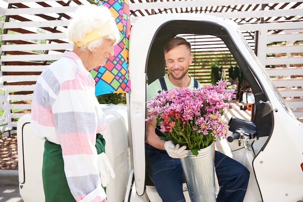 Foto lieferung frischer blumen