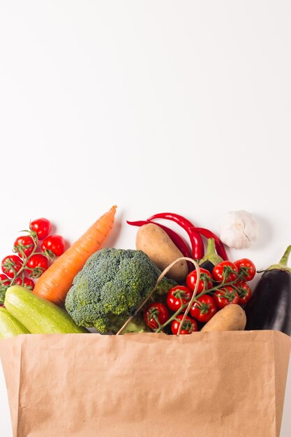 Lieferung gesunder Lebensmittelhintergrund Gesunde Bio-Lebensmittel in Papiertüte mit Gemüse Zero Waste Conc