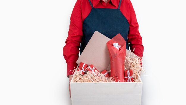 Lieferung hält Geschenke, Packtasche und Flasche Wein