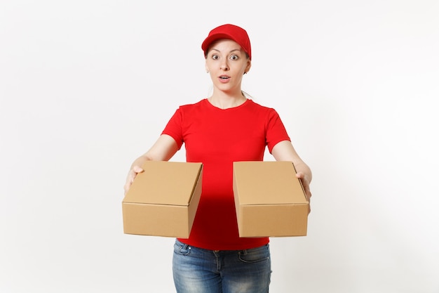 Lieferung hübsche Frau in roter Uniform auf weißem Hintergrund. Frau in Mütze, T-Shirt, Jeans, die als Kurier oder Händler mit Kartons arbeitet. Paket empfangen. Kopieren Sie Platz für Werbung.
