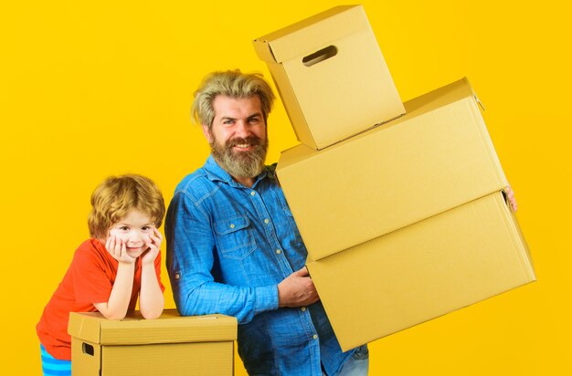 Lieferung und Familienzeit. Glücklicher Sohn und Vater mit Karton.