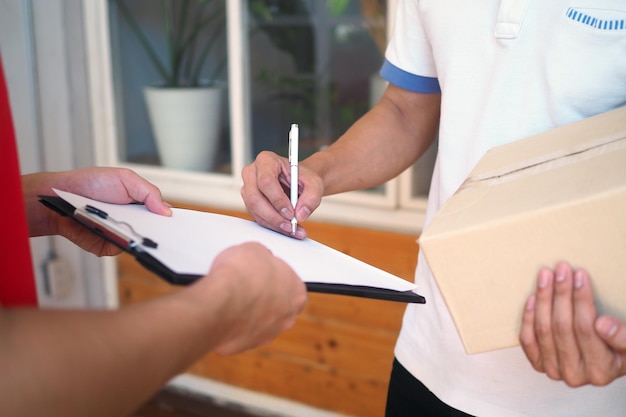 Lieferung von Paketen an die Empfänger schnell Fertigstellung von Produkten beeindruckende Dienstleistungen