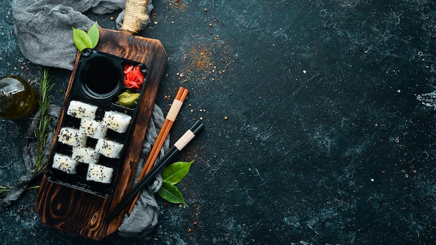 Lieferung von Sushi Sushi Maki mit Frischkäse und Avocado Draufsicht