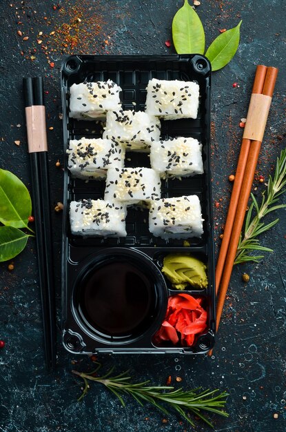 Lieferung von Sushi Sushi Maki mit Frischkäse und Avocado Draufsicht