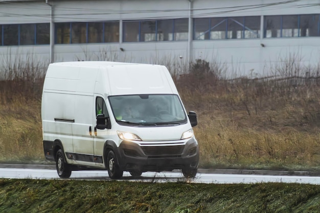 Foto lieferwagen ein modell eines weißen nutzfahrzeugs, das auf der straße isoliert ist. perfekt für ihre geschäfts- und versandbedürfnisse.