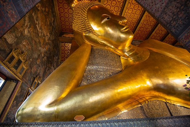 Liegende Buddha-Goldstatue. Wat Pho, Bangkok, Thailand