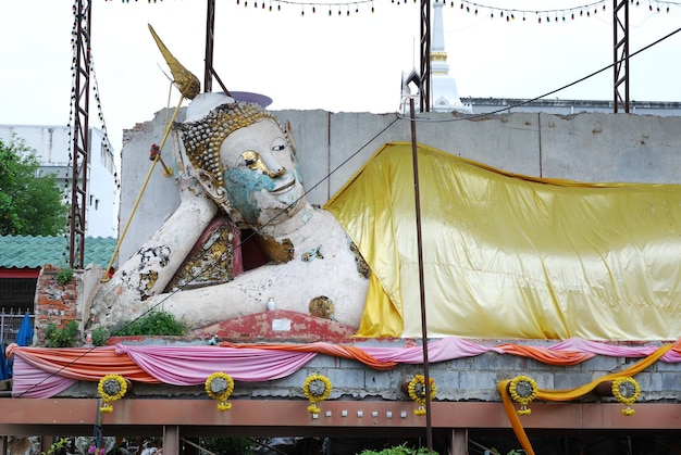 Liegende Buddha-Statue vor klarem Himmel