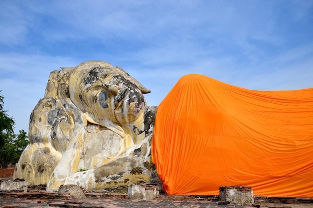 Liegender Buddha des Tempels Wat Lokayasutharam in Ayutthaya Thailand