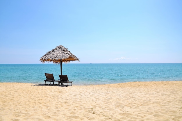Liegestühle am ruhigen Strand