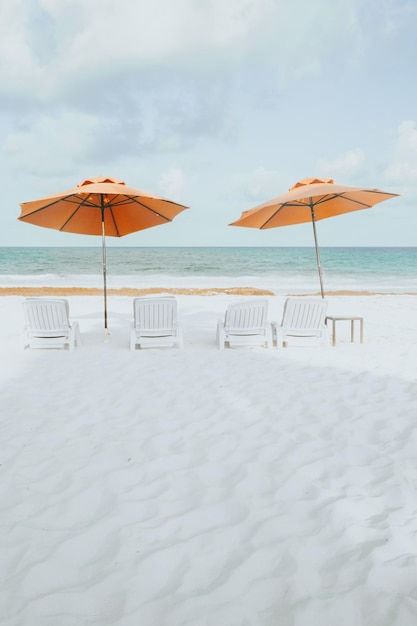 Liegestühle am Strand gegen den Himmel
