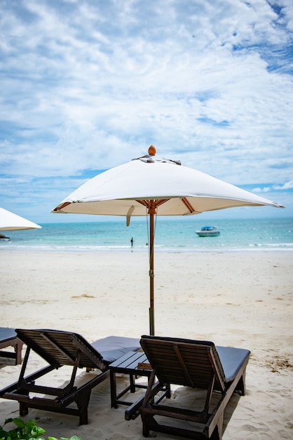 Foto liegestühle am strand von koh samet thailand. frohe feiertage konzept