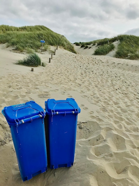 Foto liegestühle auf dem sand am strand gegen den blauen himmel