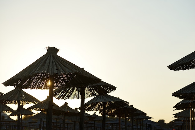 Liegestühle und mit Sonnenschirm am Strand