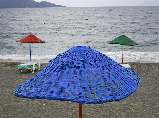 Foto liegestühle und sonnenschirme am strand