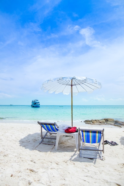 Liegestühle und Sonnenschirme am Strand.