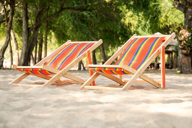 Liegestühle zum Entspannen am Strand