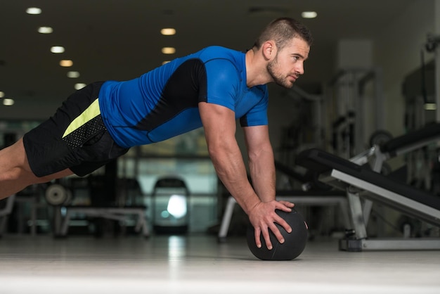 Liegestütze mit Medizinball