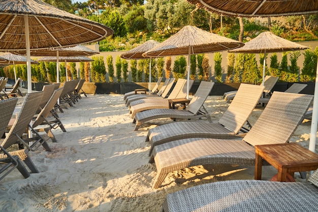 Liegestuhl an einem tropischen Strand