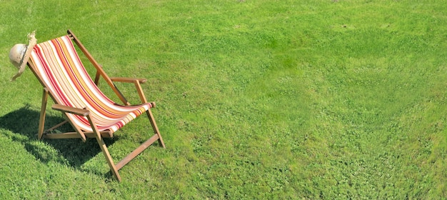 Liegestuhl im Gras eines Gartens