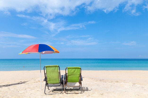 Liegestuhl und Sonnenschirm am Strand von Surin