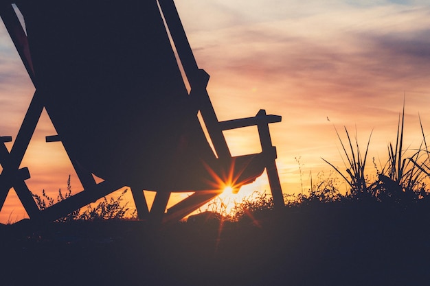 Liegestuhl unter Sonnenuntergang im Urlaub