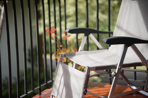 Liegestuhl zum Entspannen auf Terrasse Balkon