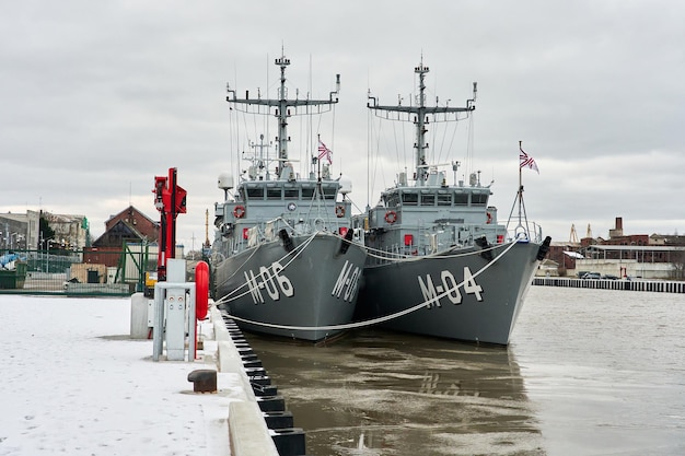 Liepaja Letónia 05 de fevereiro de 2023 navios de guerra na marina da cidade