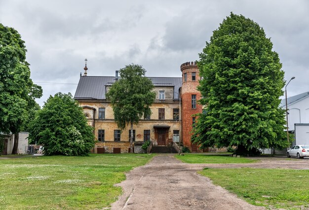 Liepaja, Letonia - 25 de junio de 2017: Edificios viejos y ruinosos en Liepaja. Liepaja es una ciudad ubicada en el Mar Báltico. Es la tercera ciudad más grande del país después de Riga y Daugavpils.