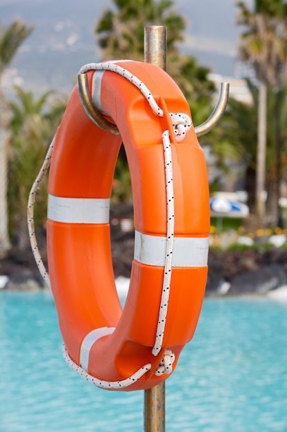 Lifebuoy en una bonita piscina con agua azul