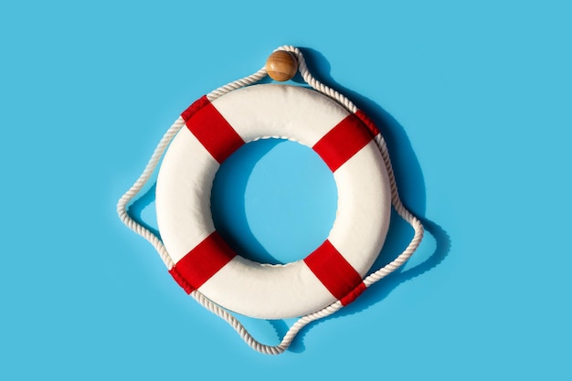 Lifebuoy em fundo azul Copie o espaço