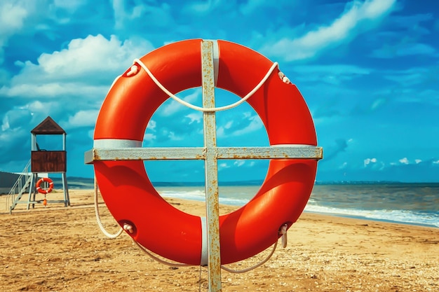 Lifebuoy no fundo da praia, foco seletivo.