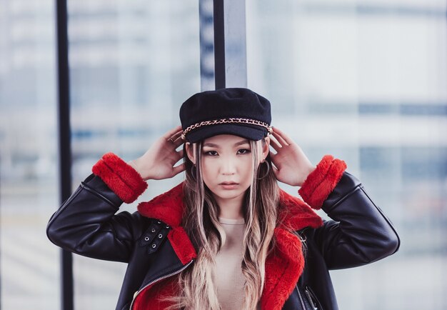 Lifestyle-Frau im trendigen urbanen Look. Cooles junges modernes asiatisches kaukasisches weibliches Modell der gemischten Rasse im Modestil