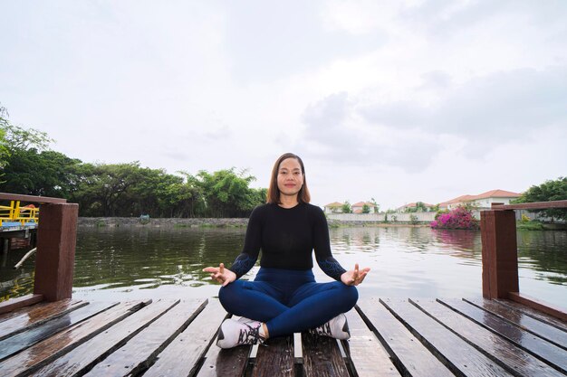 Lifestyle-Frauen-Yoga-Übung und Pose für ein gesundes Leben