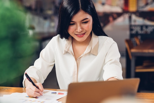 Lifestyle freiberufliche frau und laptop untersuchte er das grafikgewinndokument im café