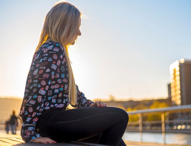 Lifestyle, una guapa rubia disfrutando de la ciudad con una camiseta azul