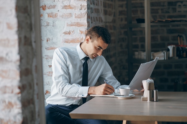 Lifestyle-Kaffee Büro tie Arbeiter