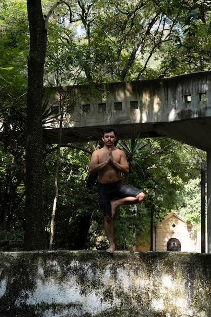 Lifestyle-Mann-Yoga-Übung und Pose für ein gesundes Leben Junger Mann oder Menschen stellen Gleichgewicht dar