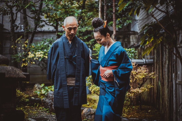 Lifestyle-Momente für ältere Paare in einem traditionellen japanischen Haus