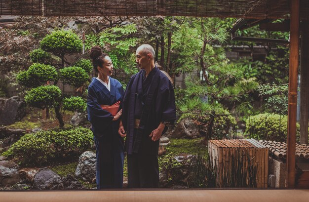 Lifestyle-momente für ältere paare in einem traditionellen japanischen haus