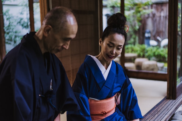 Lifestyle-Momente für ältere Paare in einem traditionellen japanischen Haus