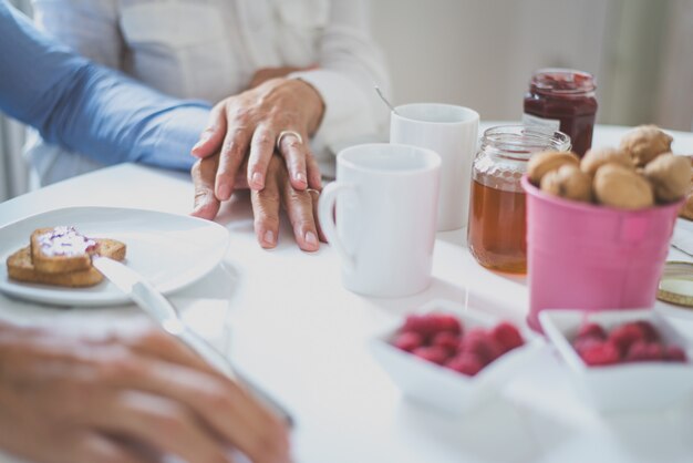 Lifestyle-Momente für ältere Paare zu Hause