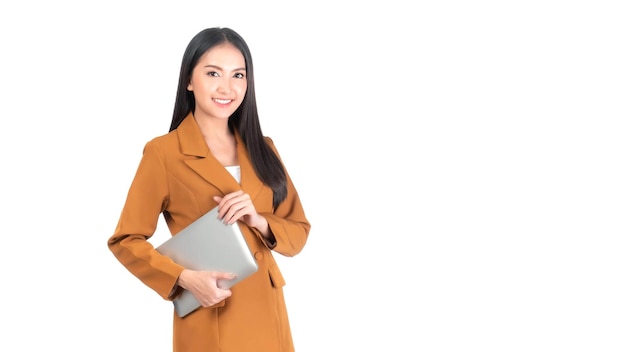 Lifestyle schöne Geschäftsfrau Asiatische junge Frau Ware Anzug fühlen sich glücklich Holding Laptop-Computer isoliert auf weißem Hintergrund mit Kopie Raum Geschäftsleute Konzept