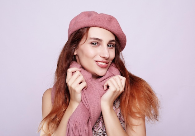 Lifestyle-Schönheits- und Personenkonzept Schönheits-Rothaarmädchen mit rosa Baskenmütze
