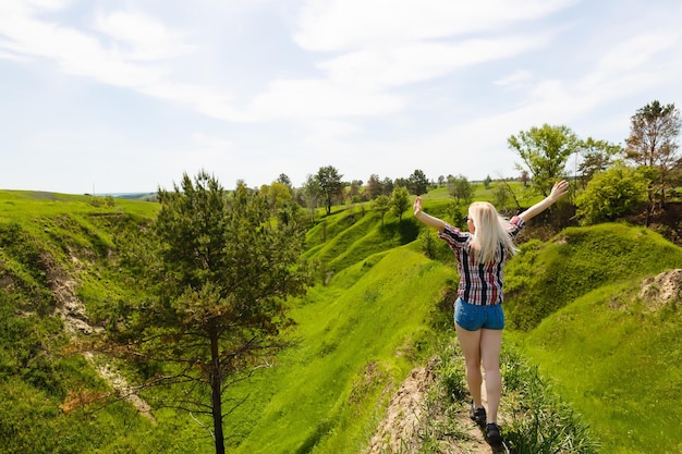 Lifestyle-Sommerbild einer hübschen blonden Hipster-Frau mit Rucksack, die reist und genießt, stilvoller frischer Look, fröhliche Stimmung, sonnige Farben, Reisekonzept, Emotionen.