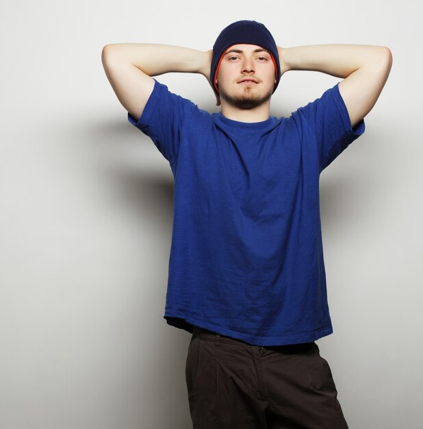 Lifestyle-, Sport- und People-Konzept - junger gutaussehender Mann in blauem T-Shirt und blauem Hut.